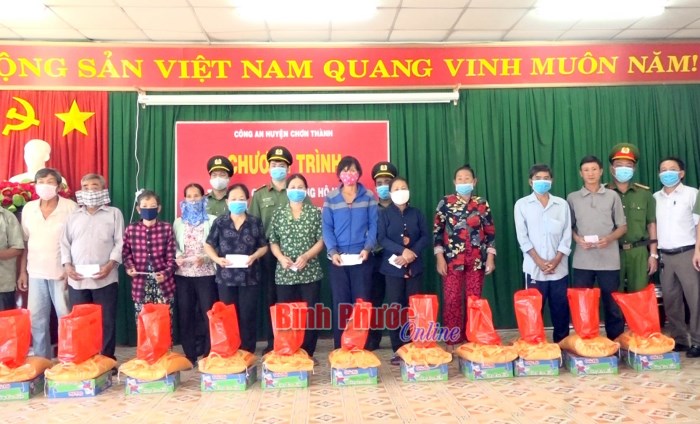 Chơn Thành: Tuyên truyền phòng, chống tội phạm và tặng quà đồng bào DTTS