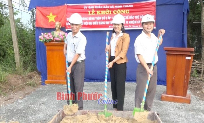 Minh Th&agrave;nh khởi c&ocirc;ng đường b&ecirc; t&ocirc;ng theo cơ chế đặc th&ugrave;