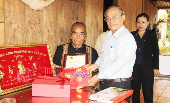 L&atilde;nh đạo tỉnh thăm, tặng qu&agrave; mừng thọ c&aacute;c cụ cao tuổi tại B&ugrave; Đăng
