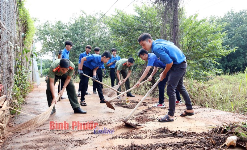 Đồng Xoài: Ra quân hưởng ứng Chiến dịch làm cho thế giới sạch hơn năm 2020