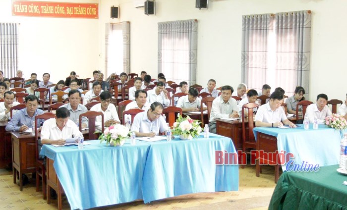 Đại biểu Quốc hội tiếp x&uacute;c cử tri huyện Ph&uacute; Riềng