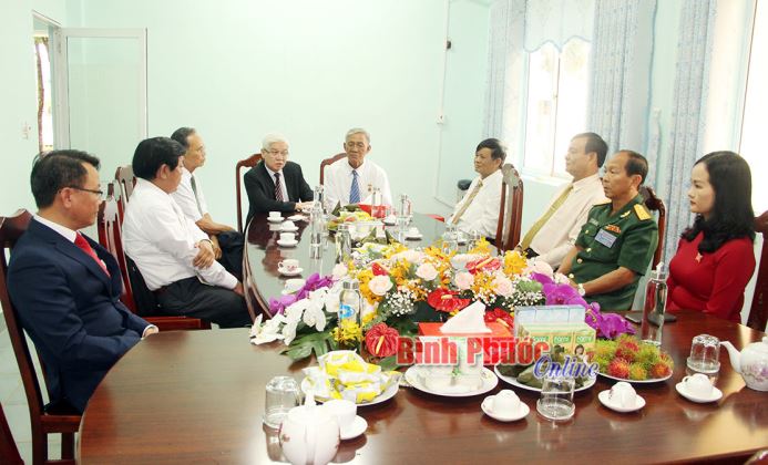 Bí thư Tỉnh ủy thăm hỏi, tặng quà gia đình chính sách