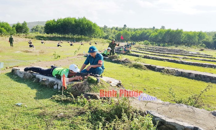 559 DQTV và học sinh THPT thực hành bắn đạn thật