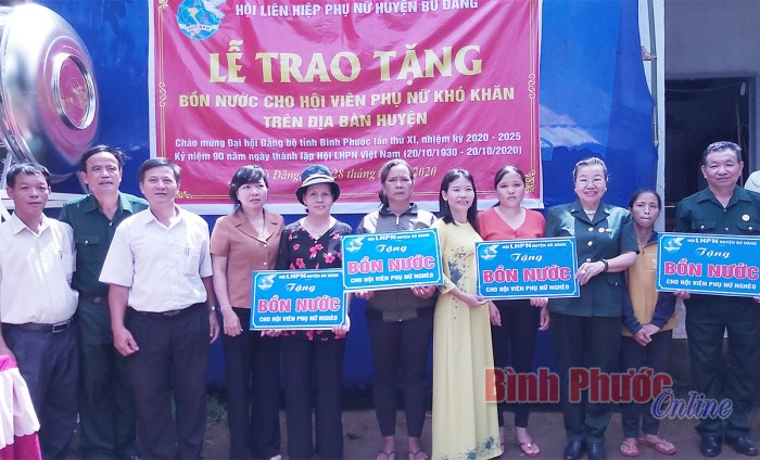 Hội viên phụ nữ khó khăn được tặng bồn nước