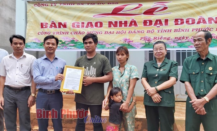 Phú Riềng: Bàn giao nhà đại đoàn kết chào mừng Đại hội Đảng bộ tỉnh