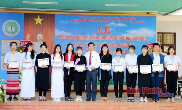 Trường PTDT nội trú THPT Bình Phước đạt chuẩn quốc gia mức độ 2