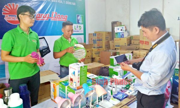 33 gian hàng tham gia phiên chợ đưa hàng Việt về biên giới Bù Gia Mập