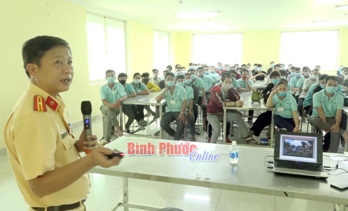 Tuyên truyền ATGT đường bộ và Luật An ninh mạng cho hơn 200 công nhân