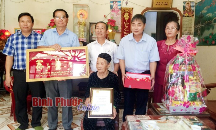 L&atilde;nh đạo tỉnh thăm, tặng qu&agrave; người cao tuổi tr&ecirc;n địa b&agrave;n huyện Đồng Ph&uacute;