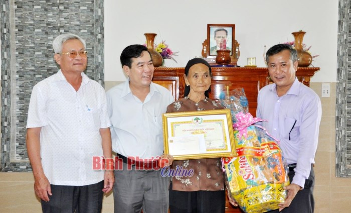 Thăm, tặng qu&agrave; người cao tuổi tại huyện B&ugrave; Gia Mập