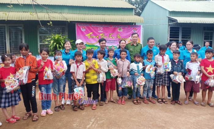 Hơn 1.000 phần quà trung thu tặng trẻ em huyện Bù Đăng