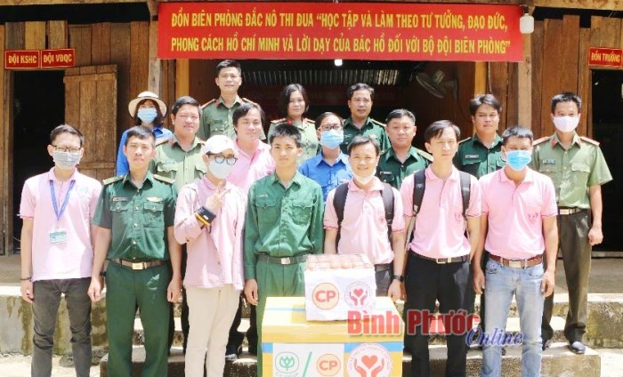 Phòng An ninh đối ngoại tặng quà cho chốt Biên phòng phòng, chống dịch Covid-19