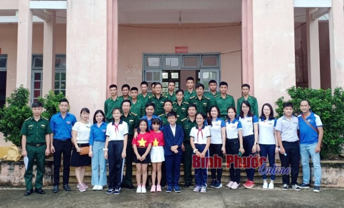 Những phần qu&agrave; &yacute; nghĩa tặng c&aacute;n bộ, chiến sĩ bi&ecirc;n ph&ograve;ng huyện Lộc Ninh