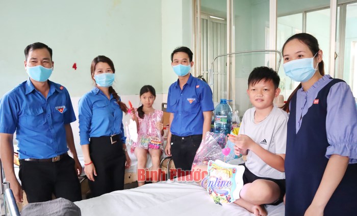 Trung thu yêu thương cho bệnh nhi tại Bệnh viện đa khoa tỉnh