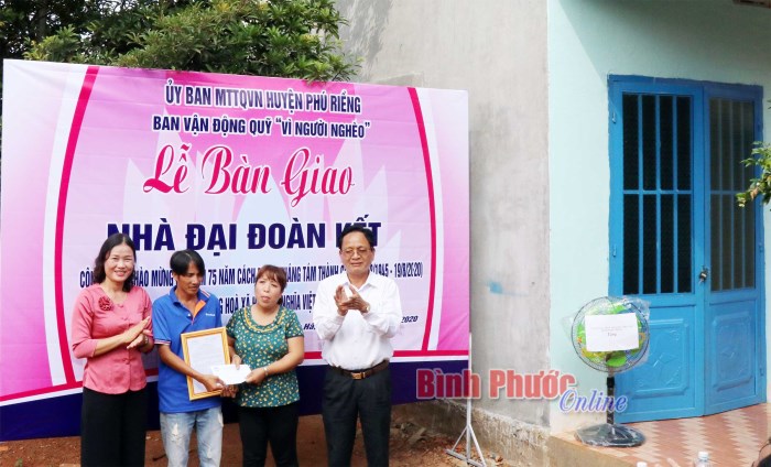 Thường vụ Tỉnh ủy trao nhà đại đoàn kết tại xã Long Hà