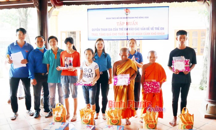 Tặng quà cho thiếu nhi dân tộc thiểu số khó khăn