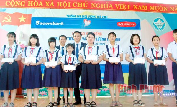 Sacombank và Dai-ichi trao học bổng cho học sinh vượt khó học giỏi 