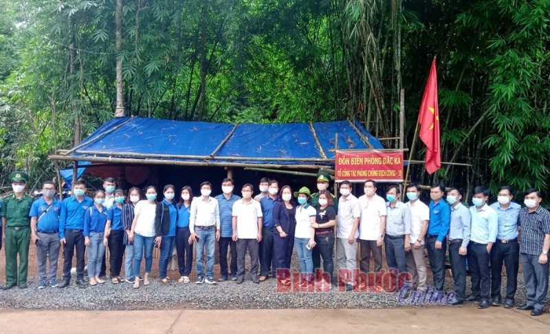 Những món quà ý nghĩa tặng bộ đội biên phòng làm nhiệm vụ chống dịch Covid-19