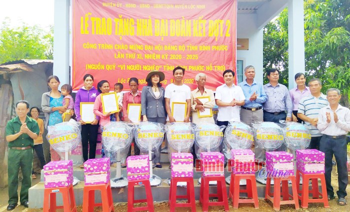 Lộc Ninh trao tặng 14 căn nhà đại đoàn kết