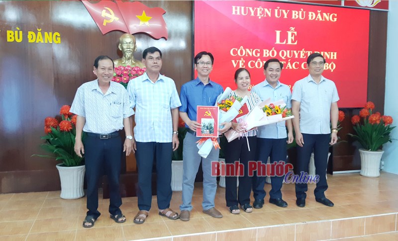 Bù Đăng: Trao quyết định công tác cán bộ