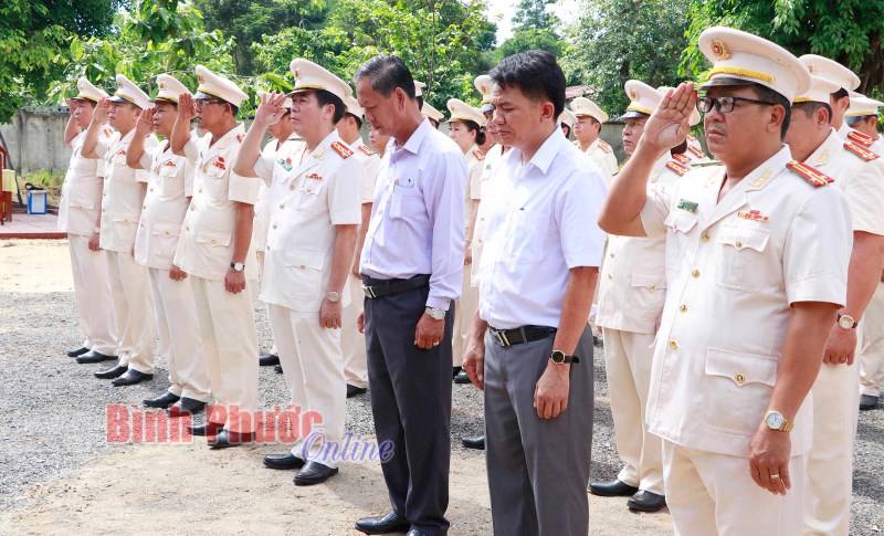 C&ocirc;ng an tỉnh d&acirc;ng hương tại Nh&agrave; bia tưởng niệm di t&iacute;ch Căn cứ Sở nhỏ