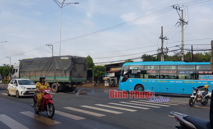 Đang đứng chờ qua đường, nữ sinh lớp 11 bị xe tải cuốn vào gầm 