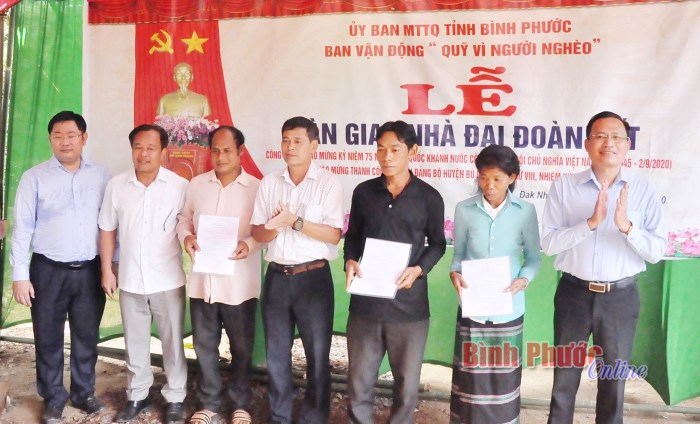 Bù Đăng bàn giao 3 căn nhà đại đoàn kết