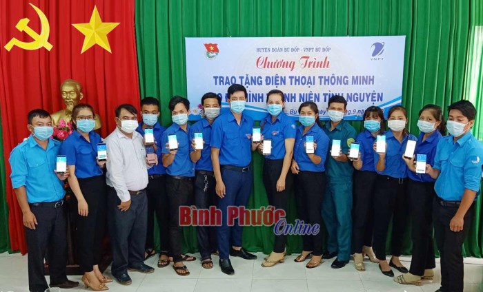 Huyện đoàn Bù Đốp trao 26 điện thoại thông minh cho đội thanh niên tình nguyện