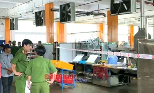 Bị máy đóng đế giày đập vào đầu, nam công nhân tử vong tại chỗ