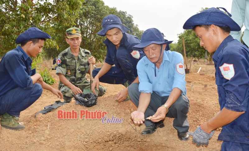 Lặng thầm bước ch&acirc;n t&igrave;m đồng đội