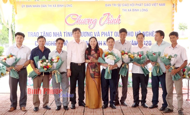 Tặng nhà tình thương và quà cho hộ nghèo, cận nghèo