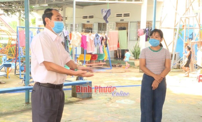 Lãnh đạo huyện Phú Riềng thăm hỏi, động viên cán bộ, giáo viên đang thực hiện cách ly