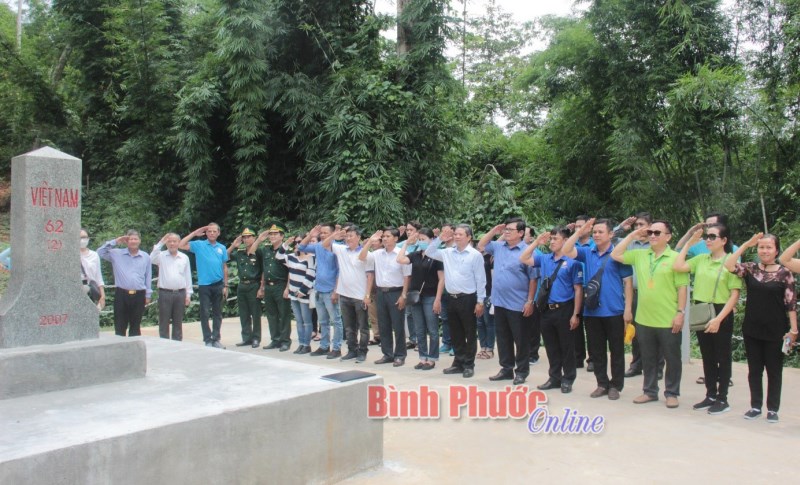 Tặng quà và khám bệnh, phát thuốc miễn phí cho hơn 1.000 người dân