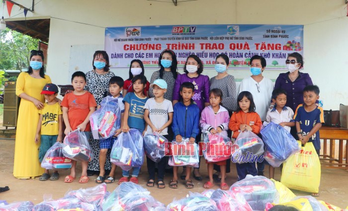 Suất quà tặng ý nghĩa đến với học sinh nghèo trước năm học mới