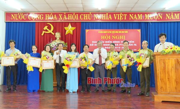 Trong 5 năm, ng&agrave;nh NN&PTNT đ&atilde; khen thưởng, biểu dương, t&ocirc;n vinh 2.752 tập thể, c&aacute; nh&acirc;n