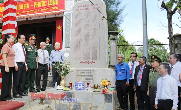 Dâng hương tưởng niệm các anh hùng liệt sĩ và đồng bào tử nạn tại Bà Rá