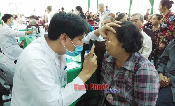 Gần 300 người cao tuổi được khám mắt miễn phí