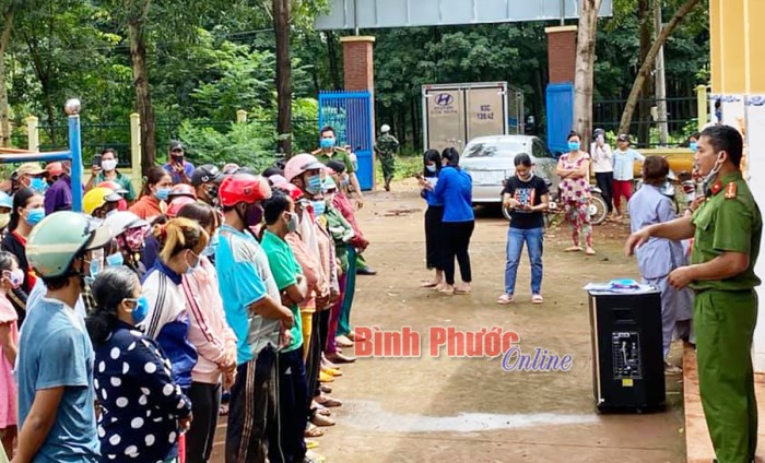 Tuyên truyền phòng, chống Covid-19 và tặng quà cho người dân ấp Nam Đô