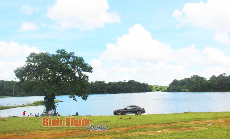 Tết Độc lập về xã anh hùng đầu tiên của Sông Bé