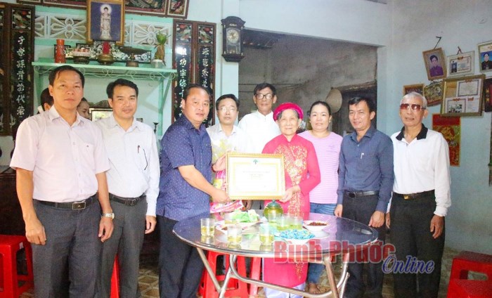 L&atilde;nh đạo huyện Ph&uacute; Riềng thăm, ch&uacute;c thọ người cao tuổi