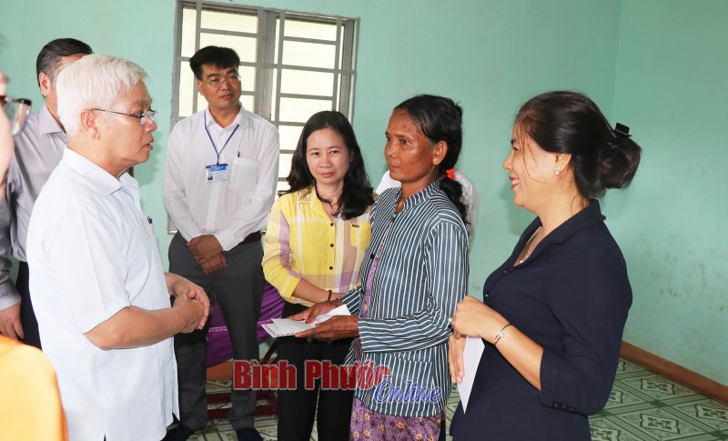 Bí thư Tỉnh ủy tặng quà và dự trao nhà cho đồng bào dân tộc thiểu số ở Hớn Quản