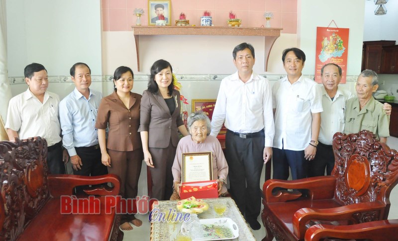 Ph&oacute; b&iacute; thư Thường trực Tỉnh ủy Huỳnh Thị Hằng thăm, ch&uacute;c thọ người cao tuổi