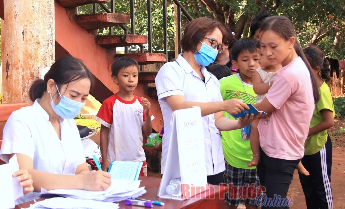 Phú Riềng tiêm vắc-xin ngừa bạch hầu, uốn ván, ho gà cho trẻ em dân tộc thiểu số