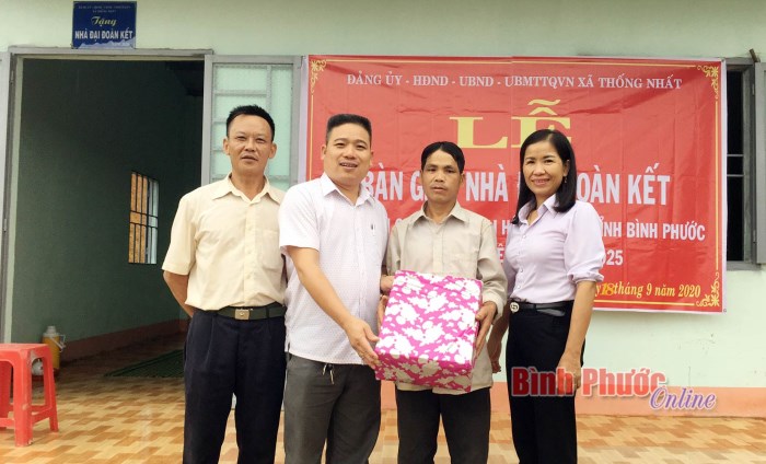 Bàn giao 2 căn nhà đại đoàn kết cho hộ đồng bào dân tộc thiểu số