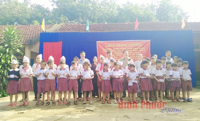 Trao 118 thẻ bảo hiểm y tế cho học sinh có hoàn cảnh khó khăn