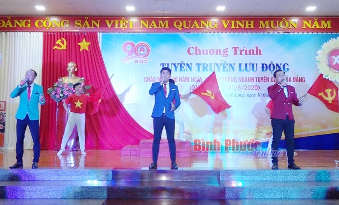 Tuyên truyền lưu động chào mừng 90 năm Ngày truyền thống ngành Tuyên giáo của Đảng