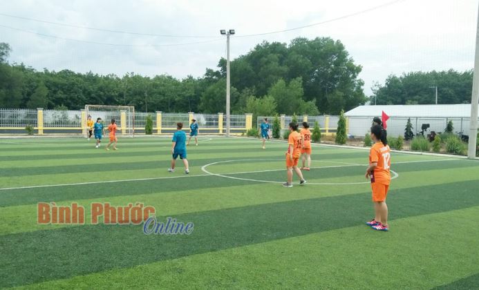 Hơn 500 vận động viên tham gia giải bóng đá các khu công nghiệp huyện Chơn Thành