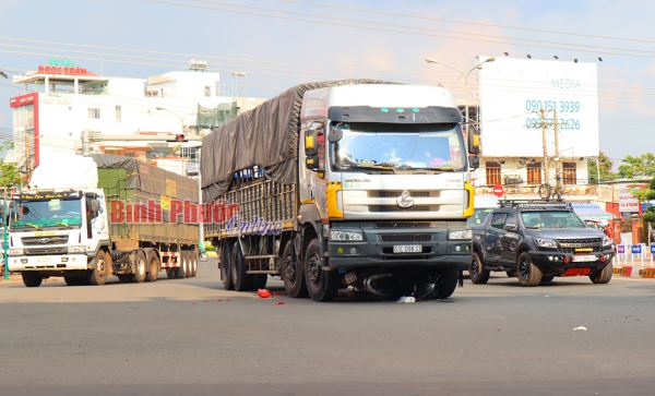 Bị xe tải cuốn v&agrave;o gầm, 2 mẹ con tử vong