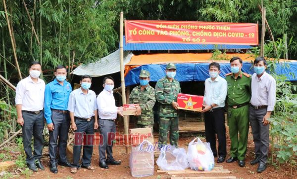 Tặng quà các chốt kiểm soát phòng, chống dịch Covid-19