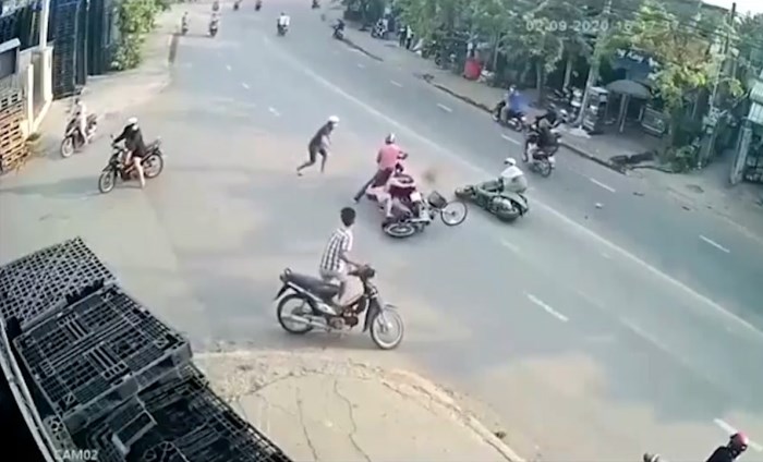 Bản tin 100 độ ngày 3-9: Cô gái liều mạng giữ tên cướp dây chuyền có hung khí